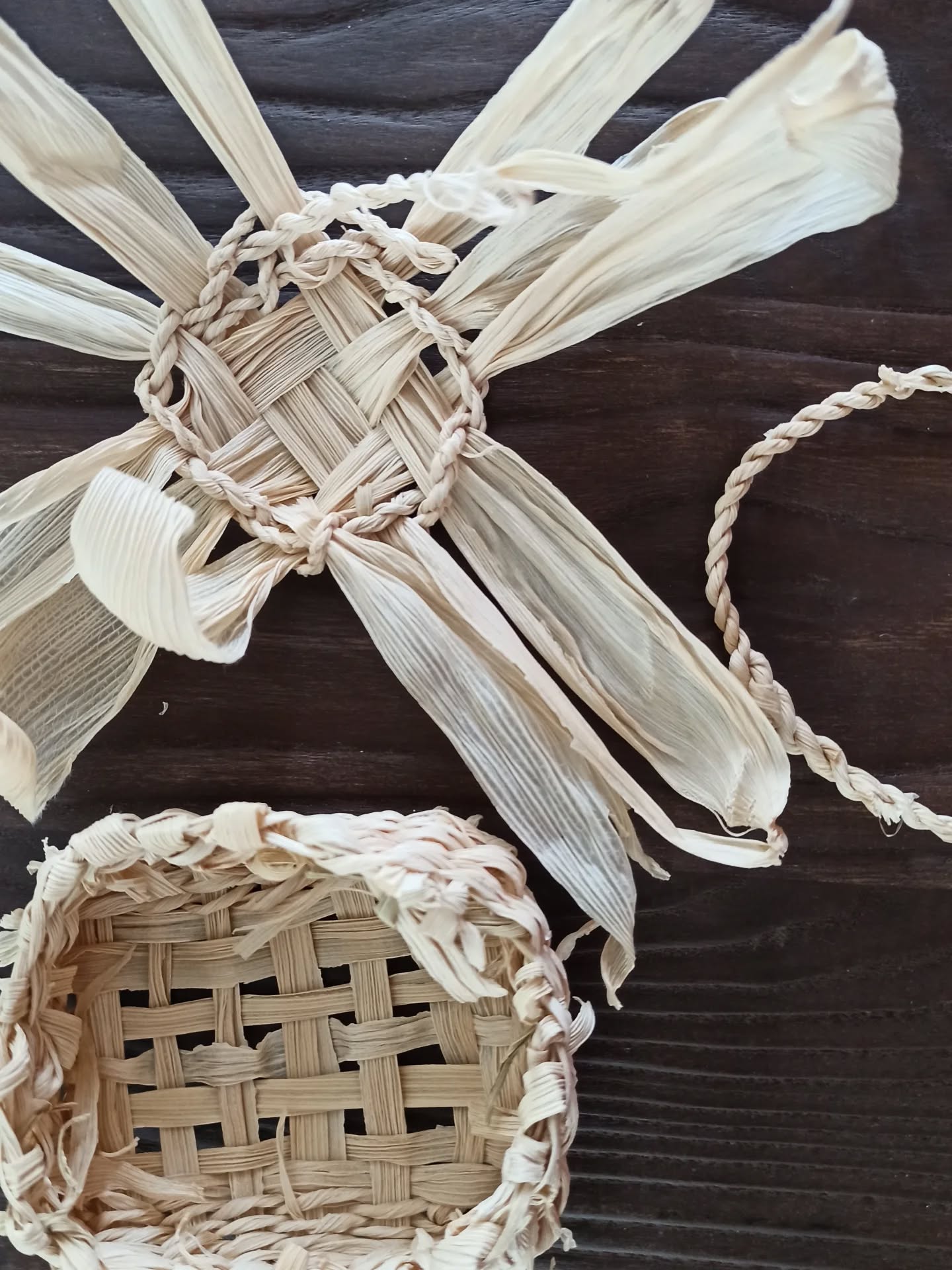 An activity best done after pruning the plants. We love zero-waste crafts! 🌿
#weaving #therapeutichorticulture #zerowaste